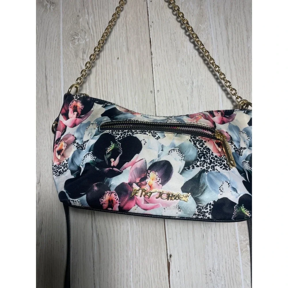 Betsey Johnson cross body floral print - Pretty Floral Print On Black